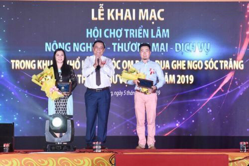 Nh&agrave; t&agrave;i trợ nhận hoa v&agrave; kỷ niệm chương