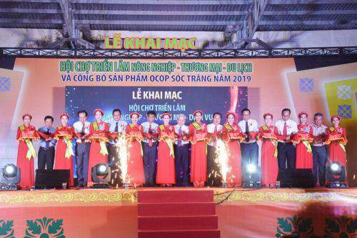 Cắt băng khai mạc 