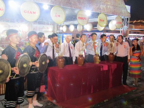 Qu&yacute; ban l&atilde;nh đạo d&ugrave;ng thử rượu cần