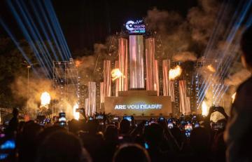 Ca sĩ Tăng Duy Tân và Yuno BigBoy tan chảy trong hàng triệu ánh đèn led cùng khán giả Ban Mê